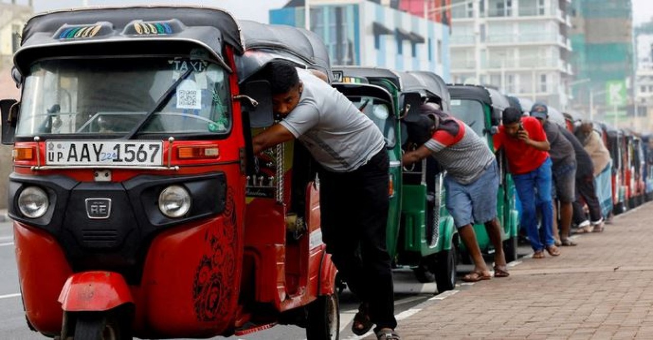 অর্থনৈতিক ধস ঠেকাতে হিমশিম খাচ্ছে শ্রীলঙ্কা