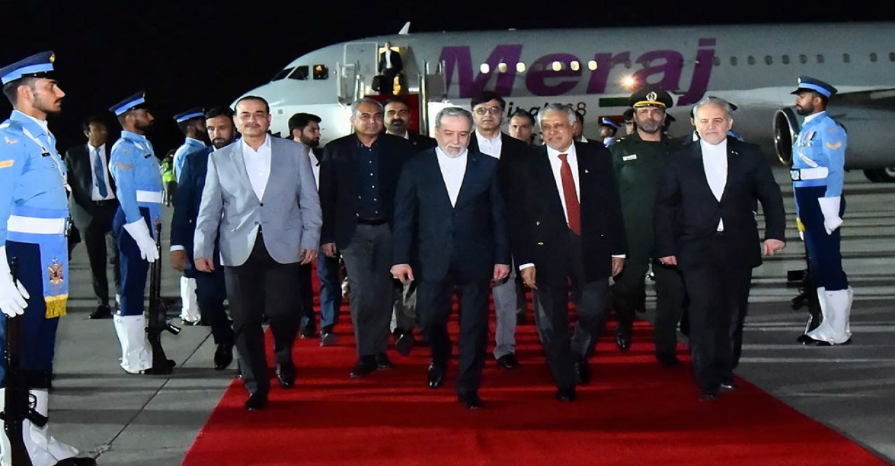 পাকিস্তানে পৌঁছেছেন ইরানের পররাষ্ট্রমন্ত্রী, আসছেন যুক্তরাষ্ট্রের প্রতিনিধিরাও