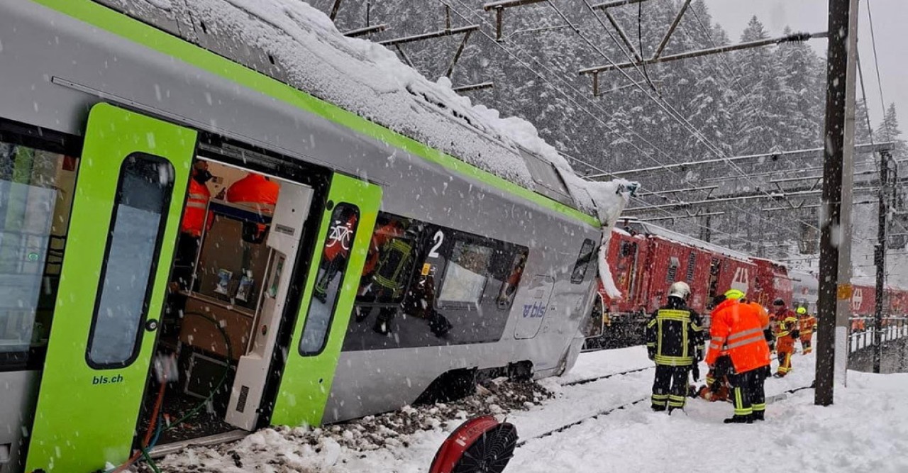 সুইজারল্যান্ডে তুষারধসে ট্রেন লাইনচ্যুত, আহত ৫