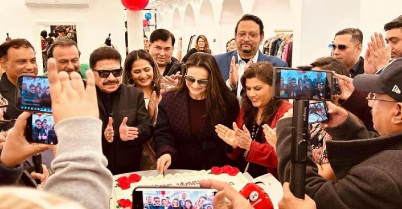 নিউইয়র্কের জ্যামাইকা হিলসাইডে আমিশা প্যাটেল প্রেমস কালেকশন’-উদ্বোধন করেছেন