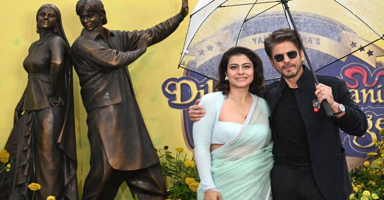 লন্ডনে শাহরুখ-কাজলের ভাস্কর্য নিয়ে আপ্লুত ভক্তরা