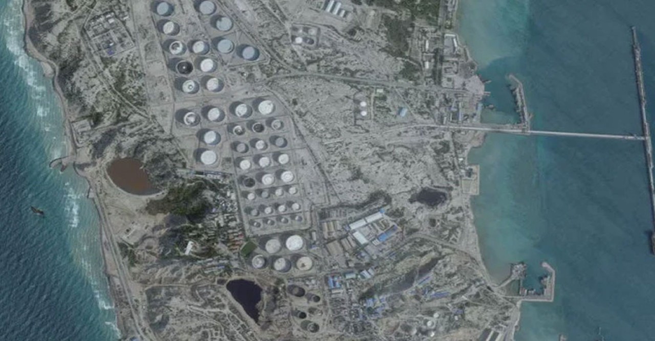 ট্রাম্পের দ্বিমুখী বার্তা: ইরানের খার্গ দ্বীপ দখলের হুমকির পরও চুক্তির আশা