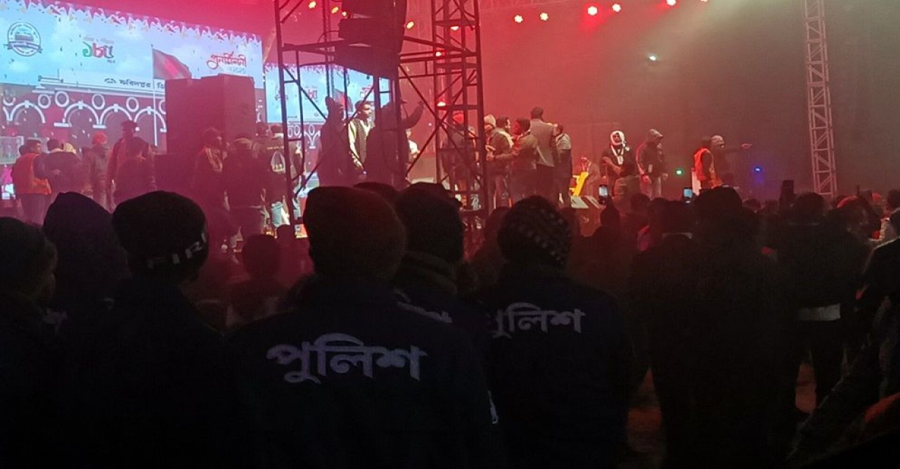 জেমসের কনসার্টে ইট নিক্ষেপ, আহত ২৫