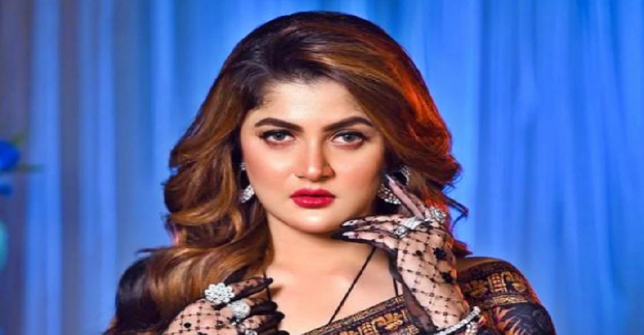 ফের খোলামেলা ছবিতে শ্রাবন্তী, সানি লিওনের সঙ্গে তুলনা!