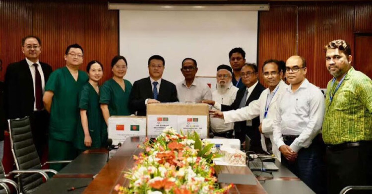 বাংলাদেশকে জরুরি চিকিৎসা সহায়তা হস্তান্তর করলো চীন