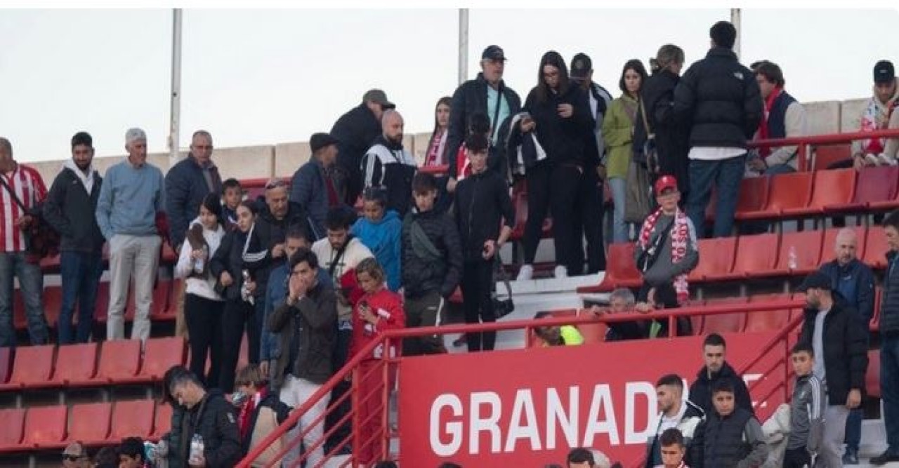 গ্যালারিতে সমর্থকের মৃত্যু, স্থগিত ম্যাচ