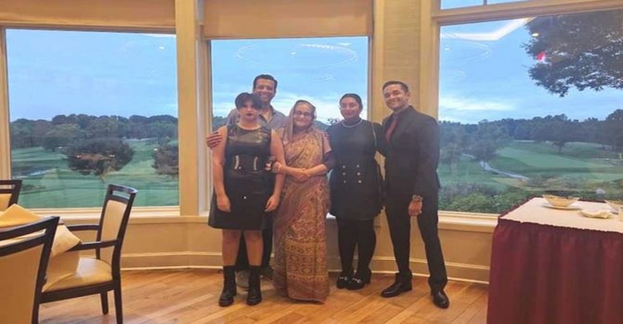 মায়ের সঙ্গে ছবি প্রকাশ করলেন সজিব ওয়াজেদ জয়