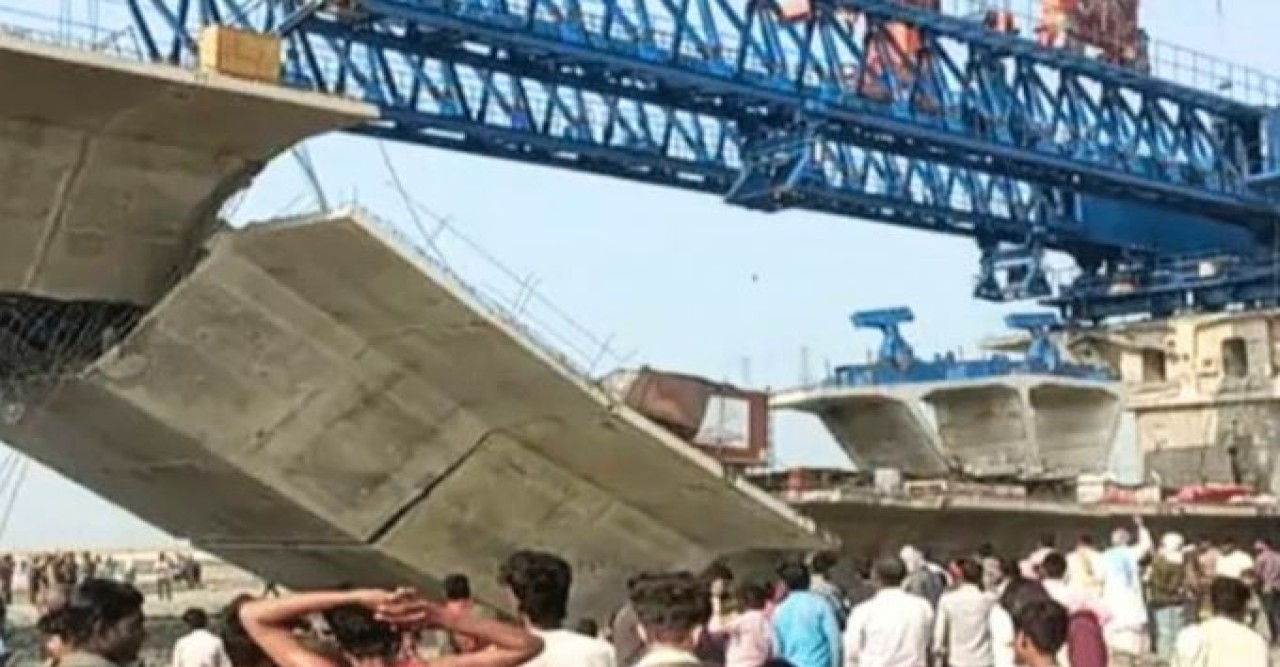 ভারতে নির্মাণাধীন সেতু ভেঙে আটকে পড়েছে ৩০ জন, নিহত ১