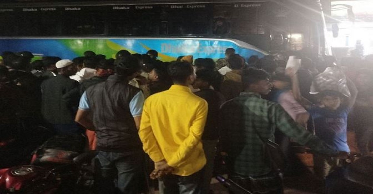 সমাবেশে যোগ দিলেই মিলবে লাখ টাকার ‍ঋণ, শাহবাগে জড়ো হলেন শত শত মানুষ