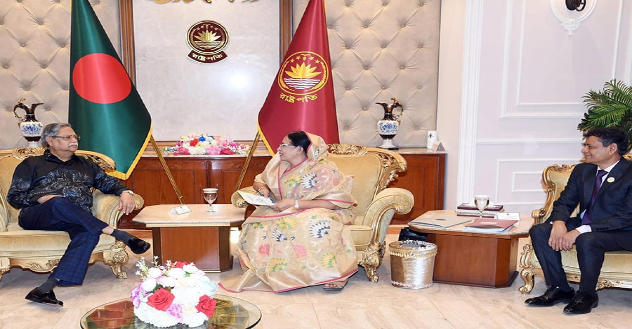রাষ্ট্রপতির সাথে পাবনা বিজ্ঞান ও প্রযুক্তি বিশ্ববিদ্যালয়ের উপাচার্যের সাক্ষাৎ