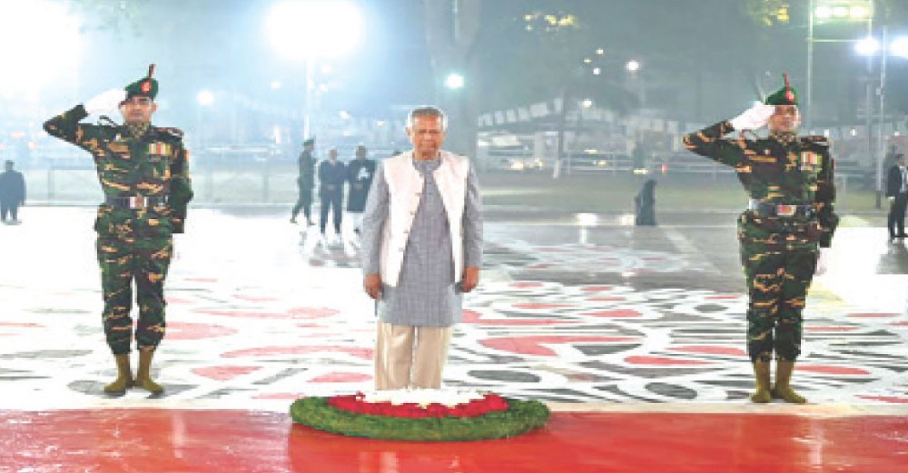 কেন্দ্রীয় শহীদ মিনারে ভাষাশহীদদের প্রতি প্রধান উপদেষ্টার শ্রদ্ধা নিবেদন