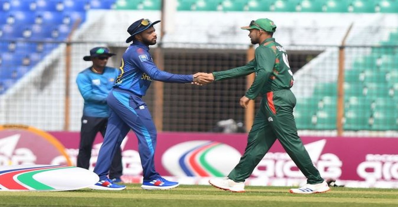 স্বাগতিকদের ব্যাটিংয়ের আমন্ত্রণ জানিয়েছে লঙ্কানরা