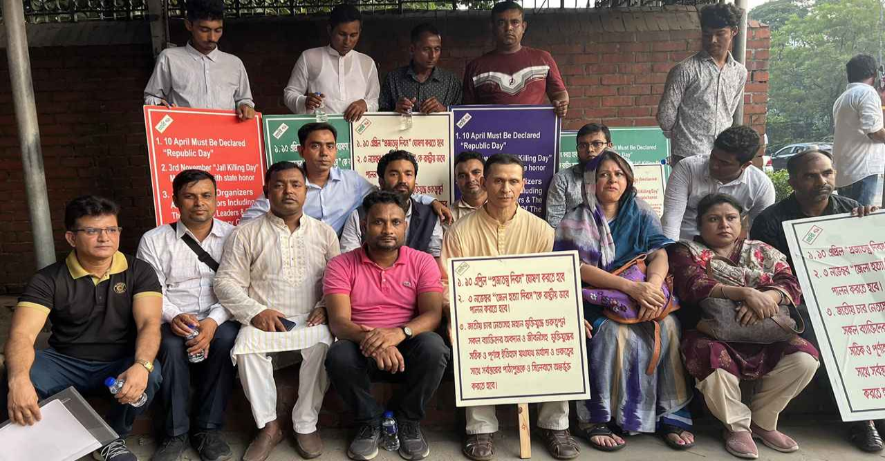 তিন দফা দাবিতে গণভবনের সামনে সোহেল তাজের অবস্থান