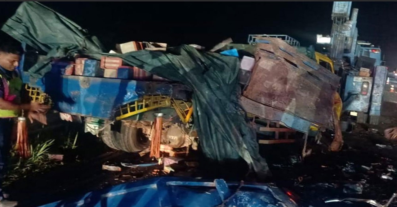 ঢাকা-মাওয়া এক্সপ্রেসওয়েতে বাস-ট্রাকের সংঘর্ষে নিহত ৪