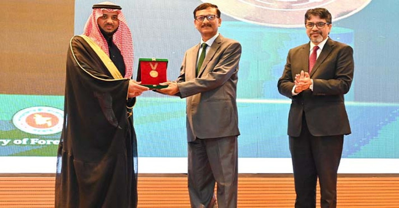সৌদি রাষ্ট্রদূতকে ডিপ্লোম্যাটিক এক্সিলেন্স মেডেল দিল পররাষ্ট্র মন্ত্রণালয়