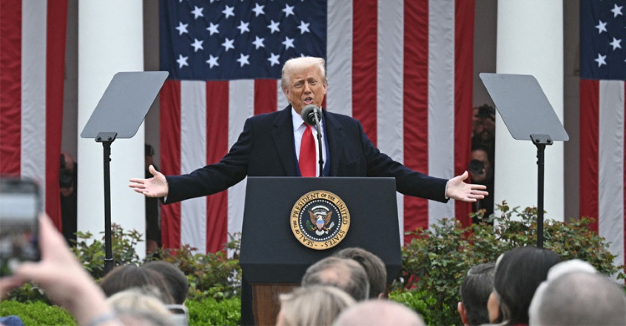 কানাডার ওপর ৩৫ শতাংশ শুল্ক আরোপের ঘোষণা দিলেন ট্রাম্প