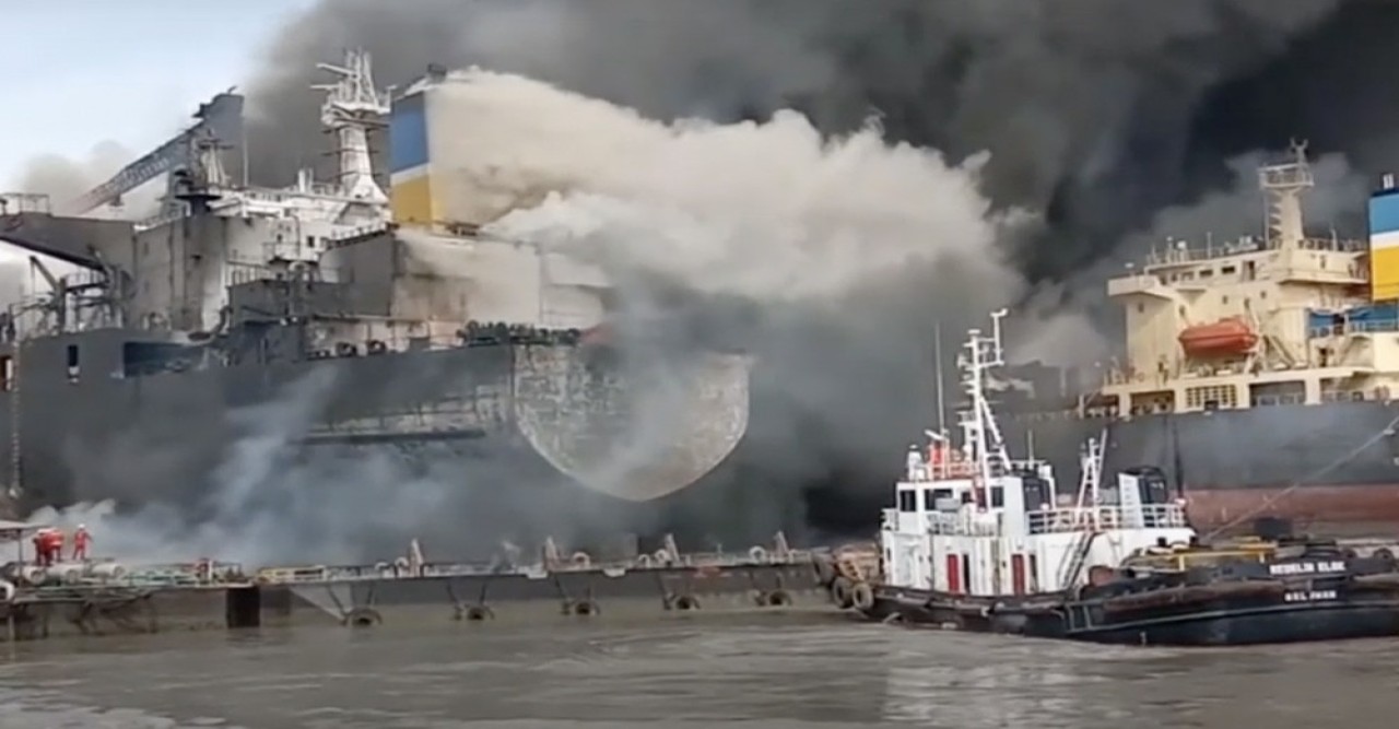 ইন্দোনেশিয়ায় তেলবাহী জাহাজে আগুন, নিহত ১০