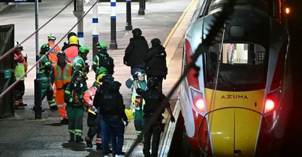 যুক্তরাজ্যে চলন্ত ট্রেনে ছুরি হামলা, গুরুতর আহত ৯