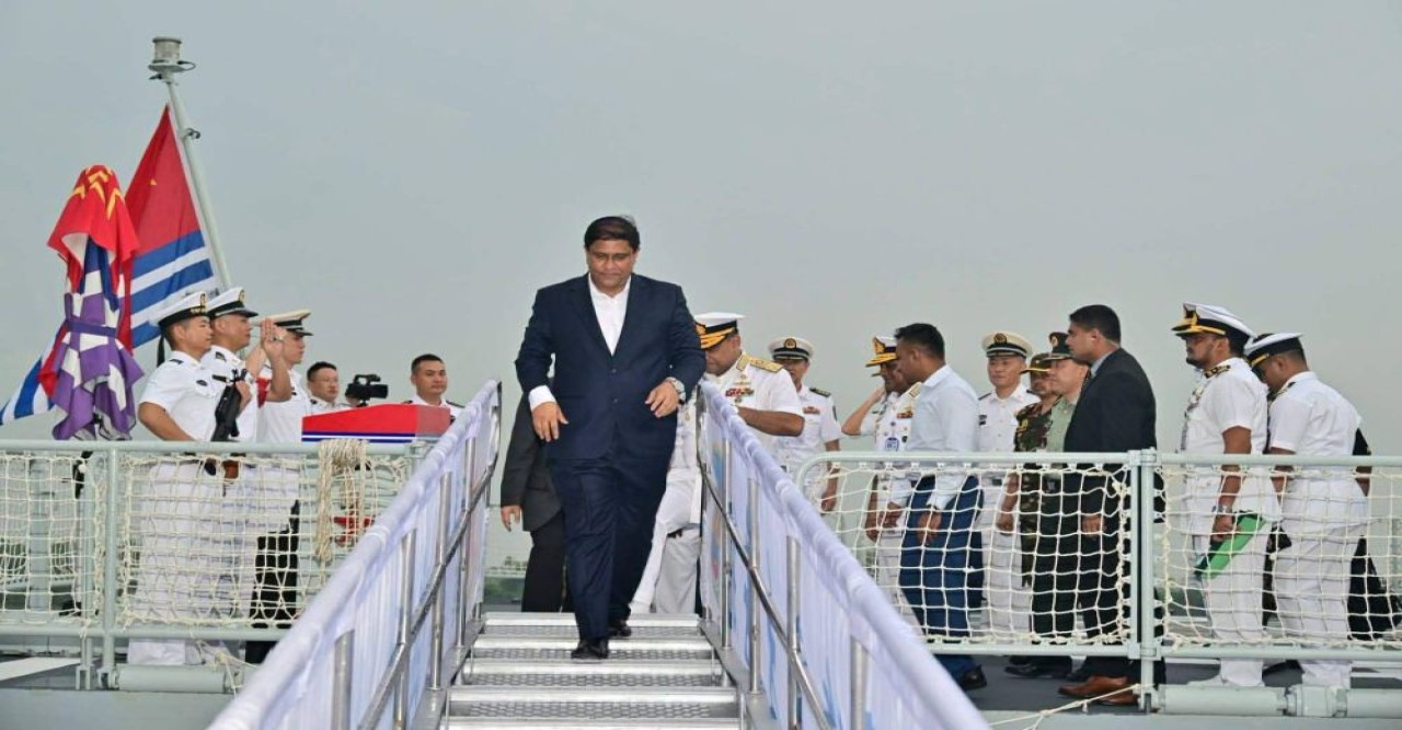 চীনা নৌবাহিনীর জাহাজ পরিদর্শনে প্রধানমন্ত্রীর প্রতিরক্ষা উপদেষ্টা ও নৌবাহিনী প্রধান