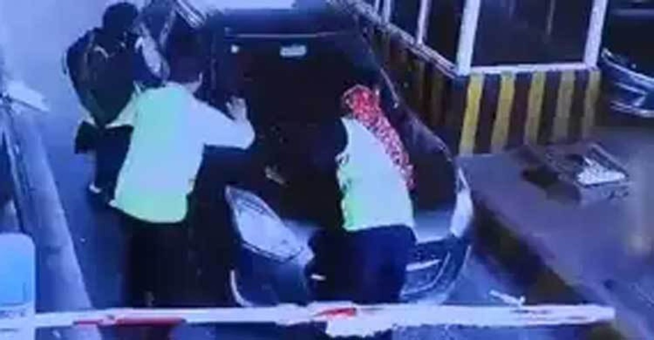 টোল প্লাজায় নারীকর্মীকে চাপা দিয়ে বেরিয়ে গেলো গাড়ি, ভিডিও ভাইরাল