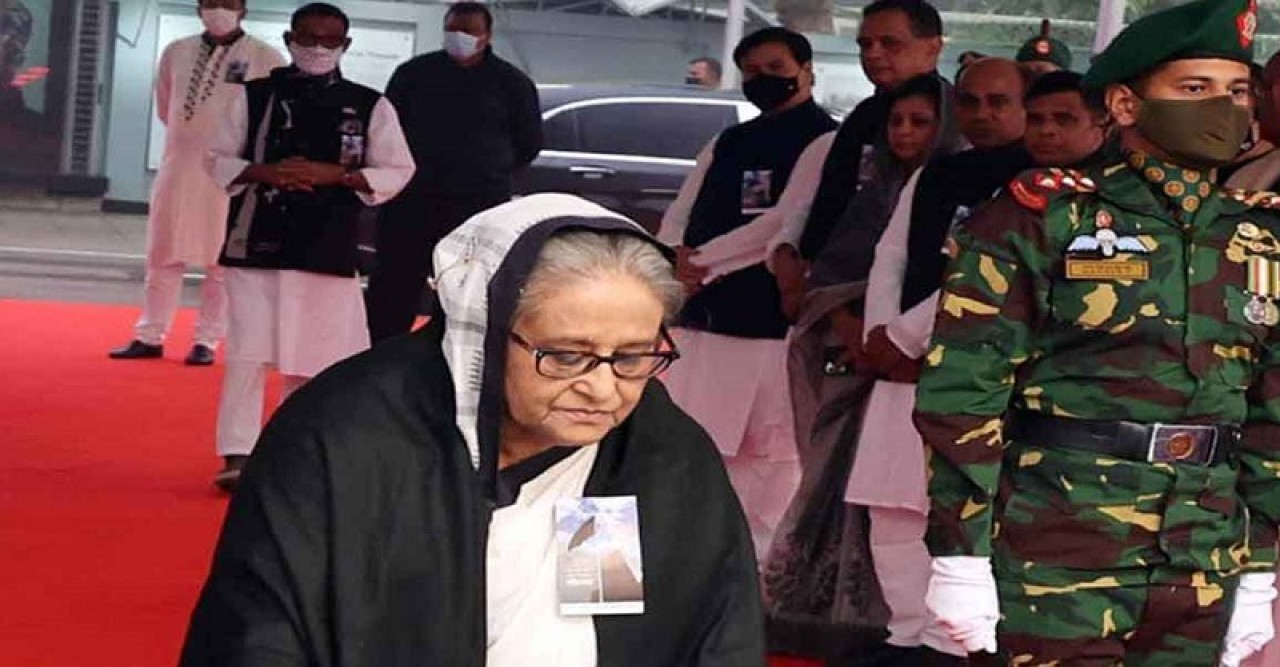 বঙ্গবন্ধুর প্রতিকৃতিতে প্রধানমন্ত্রীর শ্রদ্ধা