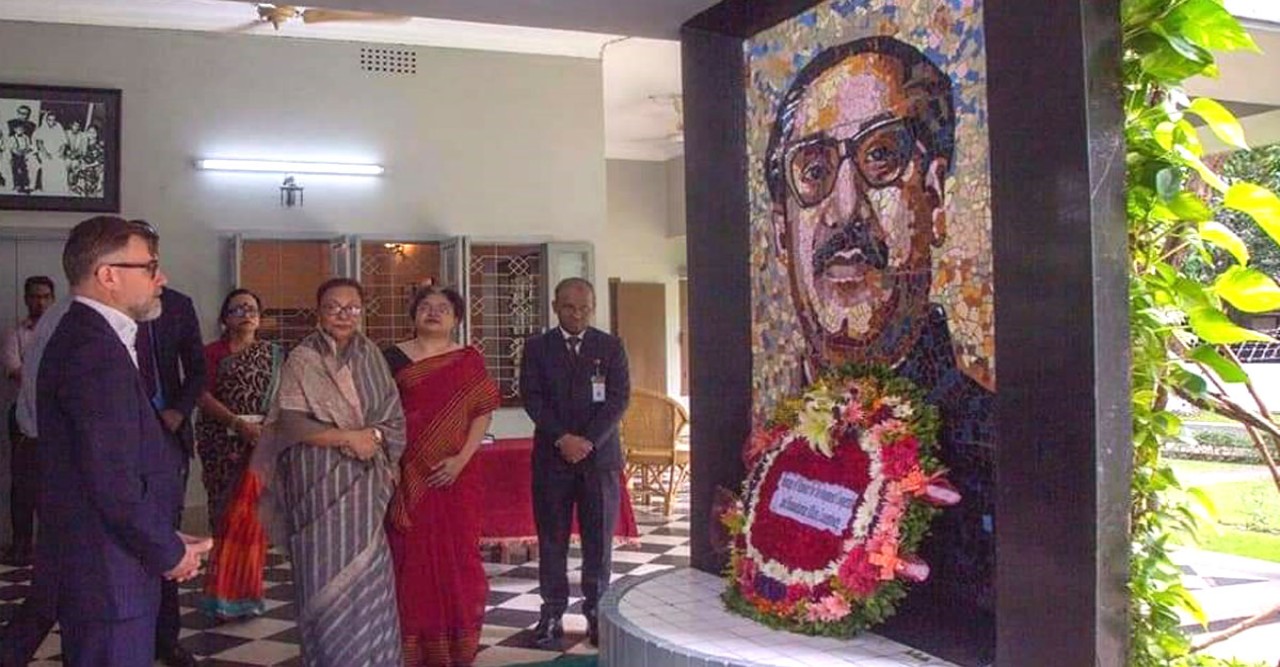 বঙ্গবন্ধুর প্রতিকৃ‌তি‌তে লুক্সেমবার্গের মন্ত্রীর শ্রদ্ধা