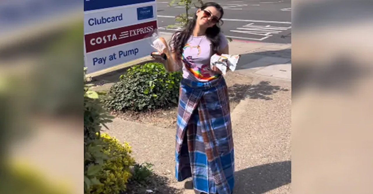 লন্ডনের রাস্তায় লুঙ্গি পরে তরুণী, ভিডিও ভাইরাল