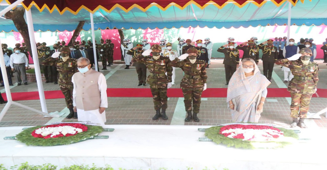সন্তানদের নিয়ে বঙ্গবন্ধুর সমাধিতে শ্রদ্ধা নিবেদন প্রধানমন্ত্রীর