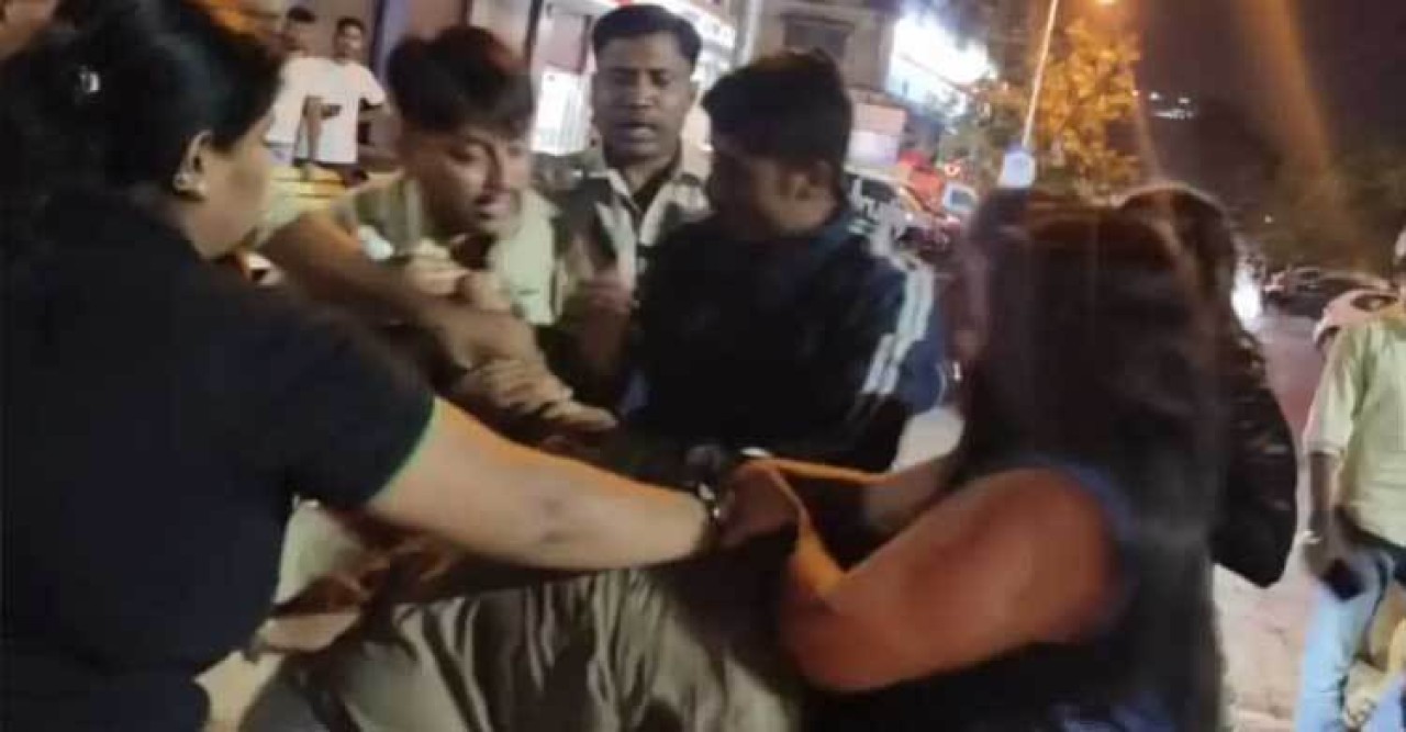 মাঝরাতে মাতাল হয়ে পুলিশের ওপর চড়াও তিন নারী, ভিডিও ভাইরাল
