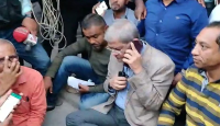 বিএনপি কার্যালয়ের সামনে বসে পড়েছেন মির্জা ফখরুল