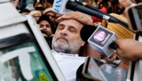 রাহুল-প্রিয়াঙ্কা আটক, বাসের টায়ার পাংচার করে দিল কংগ্রেস কর্মীরা