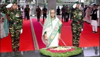 মুজিবনগর দিবসে বঙ্গবন্ধুর প্রতিকৃতিতে প্রধানমন্ত্রীর শ্রদ্ধা