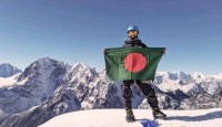 হিমালয়ের লোবুচে ইস্ট পর্বতে উত্তোলিত হলো বাংলাদেশের পতাকা