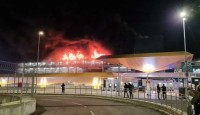 লন্ডনের লুটন বিমানবন্দরে ভয়াবহ আগুন