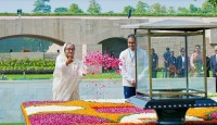 মহাত্মা গান্ধীর সমাধিতে প্রধানমন্ত্রীর শ্রদ্ধা