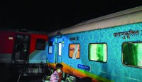 ভারতে দুই ট্রেনের মধ্যে ভয়াবহ সংঘর্ষ, ১২ বগি লাইনচ্যুত