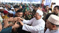 ইউনূসের হাতে জনগণের হাত—‘ঈদ মোবারক স্যার’