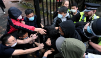 যুক্তরাজ্যে চীনা কনস্যুলেটের ভেতর টেনে নিয়ে বিক্ষোভকারীকে মারধর