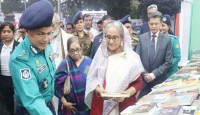 বইমেলায় ডিএমপির স্টল পরিদর্শন ও বই কিনলেন প্রধানমন্ত্রী