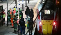 যুক্তরাজ্যে চলন্ত ট্রেনে ছুরি হামলা, গুরুতর আহত ৯