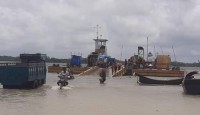 বরগুনায় তলিয়ে গেছে ফেরিঘাটের গ্যাংওয়ে